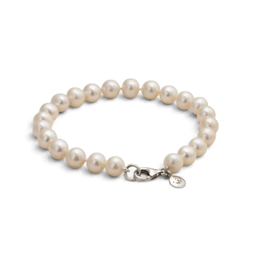 Niche Jewellery Jersey Pearl 7mm freshwater pearl bracelet with a silver clasp and signature charm.