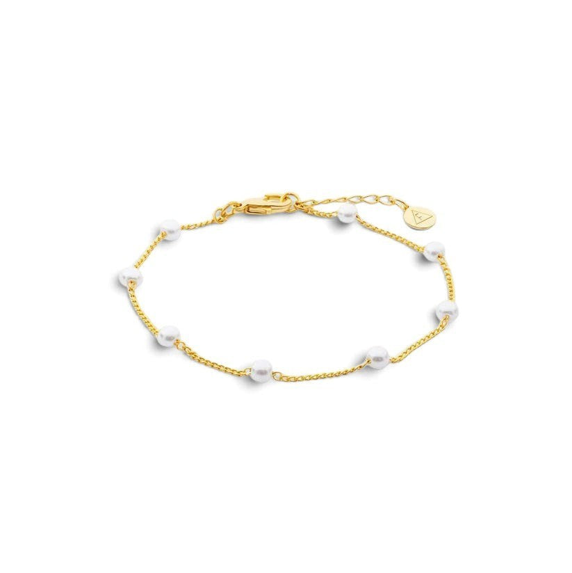 Niche Jewellery Formation Co Gaia pearl bracelet featuring lustrous freshwater pearls on an 18k gold plated sterling silver chain.