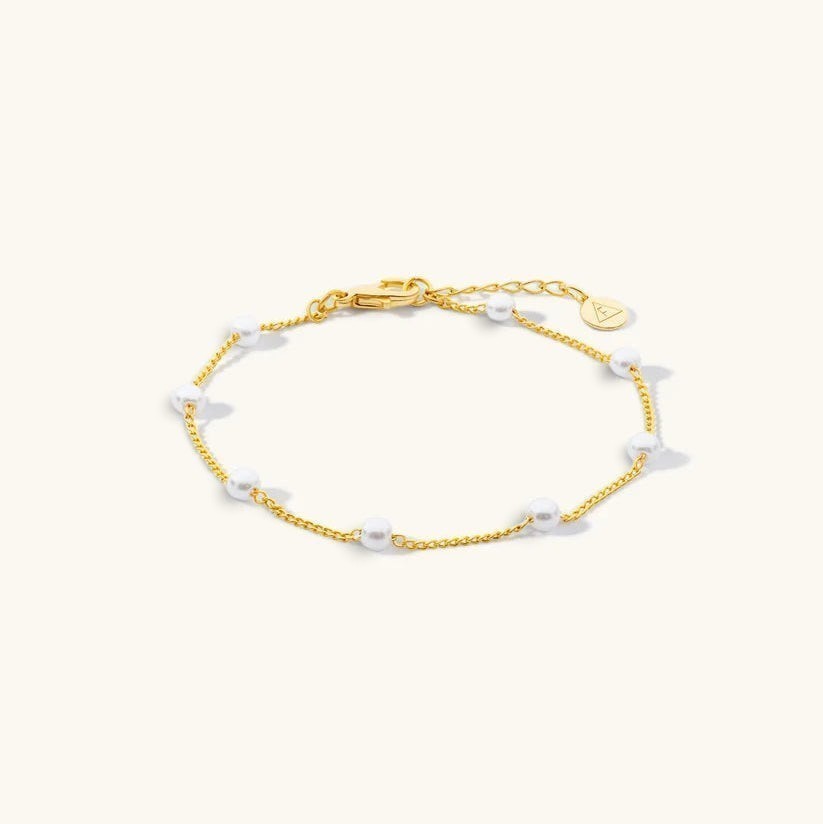 Niche Jewellery Gaia pearl bracelet featuring lustrous freshwater pearls on an 18k gold plated sterling silver chain.