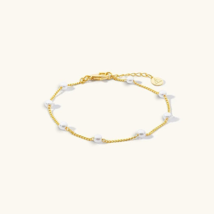 Niche Jewellery Gaia pearl bracelet featuring lustrous freshwater pearls on an 18k gold plated sterling silver chain.