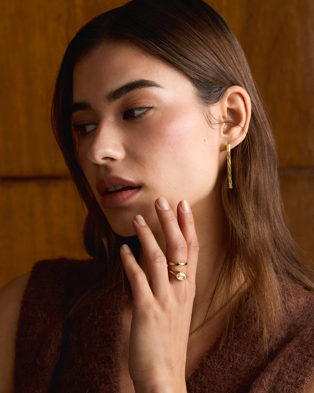 Niche Jewellery Katie Loxton Harlequin waterproof gold ring with diamond-check texture worn on a model's finger