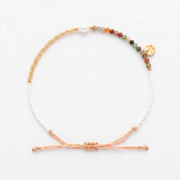Niche Jewellery Jersey Pearl Noma bracelet featuring India agate stones, a freshwater pearl, and gold-tone beads.