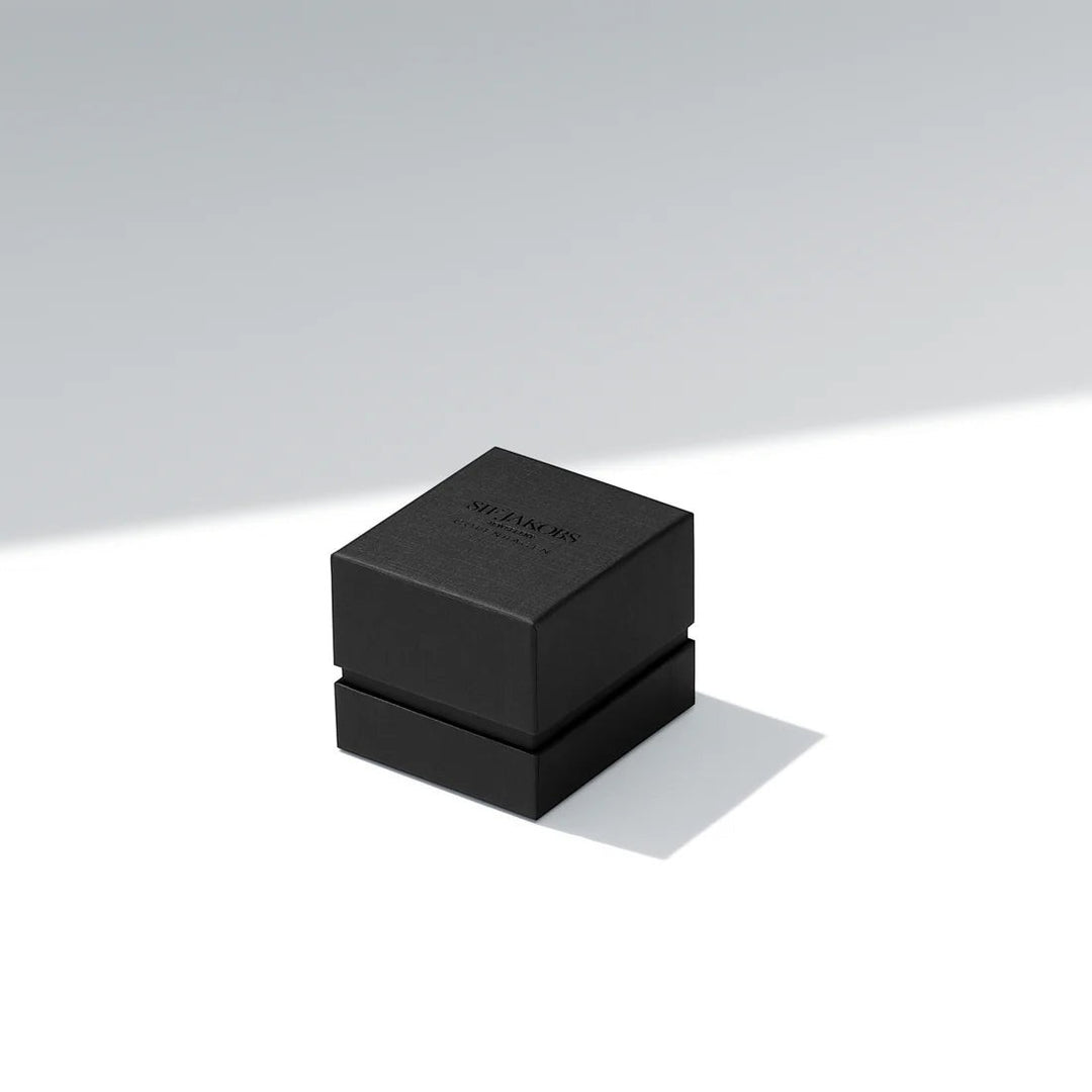 Black Sif Jakobs jewellery box for the Ellera Waves Pianura ring from Niche Jewellery