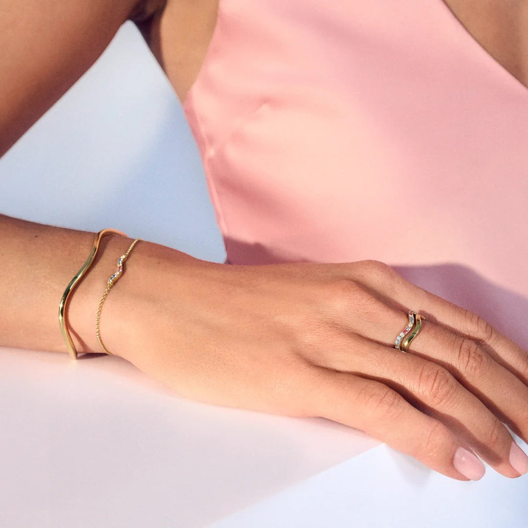 Sif Jakobs Ellera Waves gold ring worn by a model, available at Niche Jewellery, featuring a polished wave design.