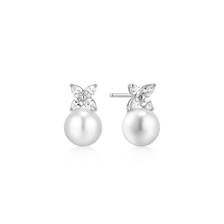 Niche Jewellery Ania Haie silver stud earrings featuring a luminous shell pearl topped with a sparkling clover charm.