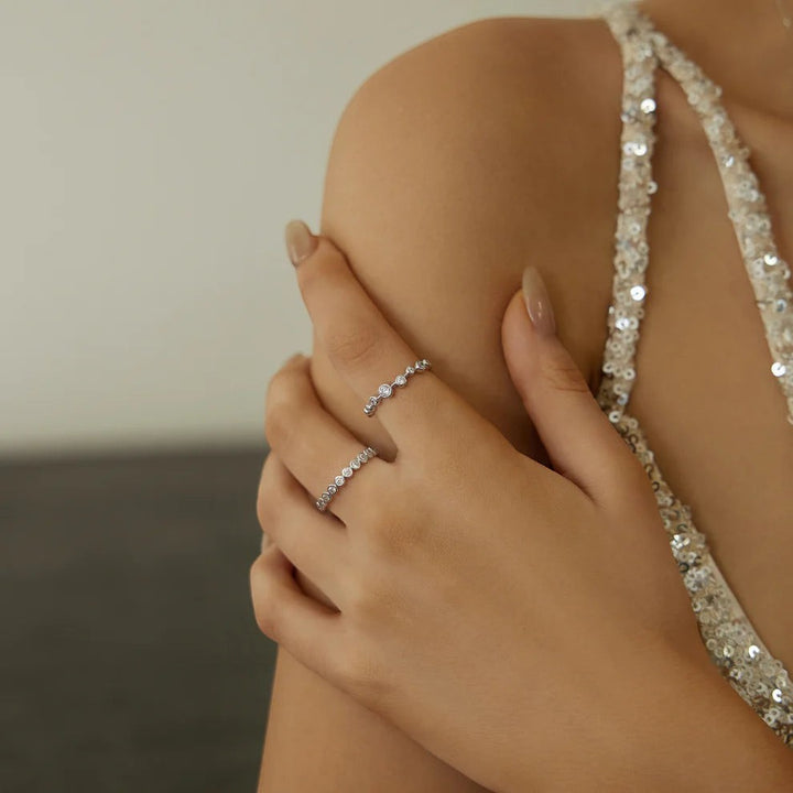 Niche Jewellery Ania Haie sterling silver zig-zag ring with bezel-set cubic zirconia stones worn on a model's hand.