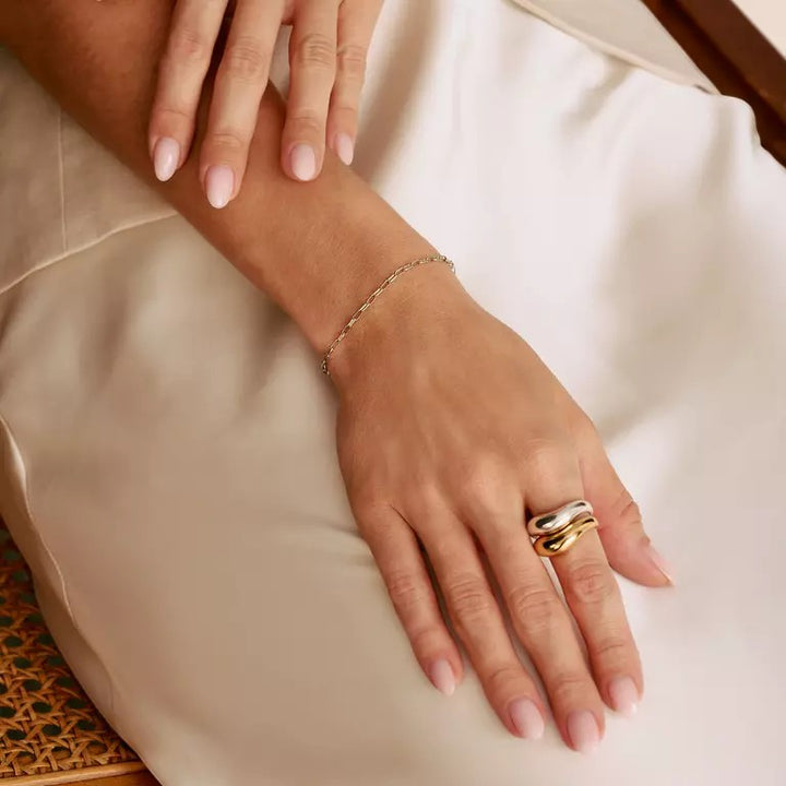 Niche Jewellery Thomas Sabo silver paperclip bracelet with oval links and lobster clasp on a woman's wrist.