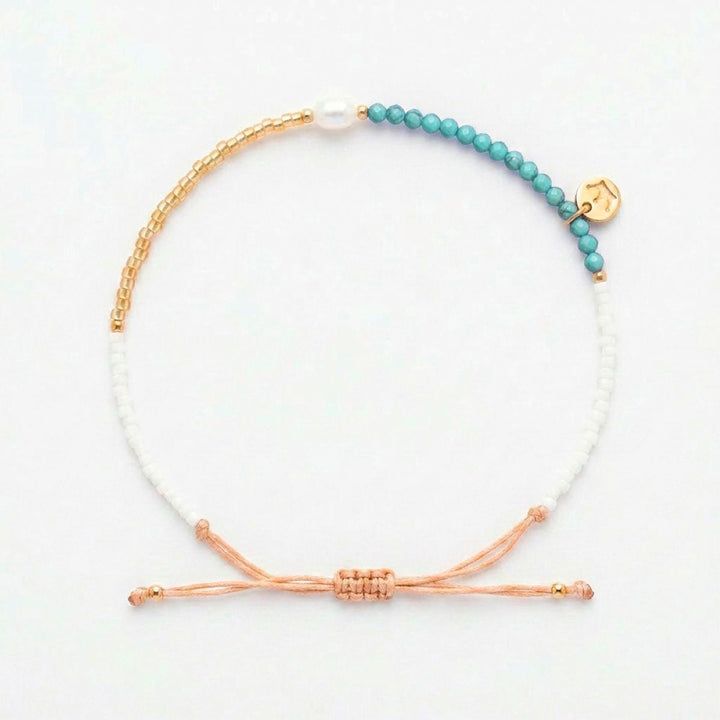 Niche Jewellery Jersey Pearl Noma bracelet featuring turquoise and white beads, a freshwater pearl, and gold accents.