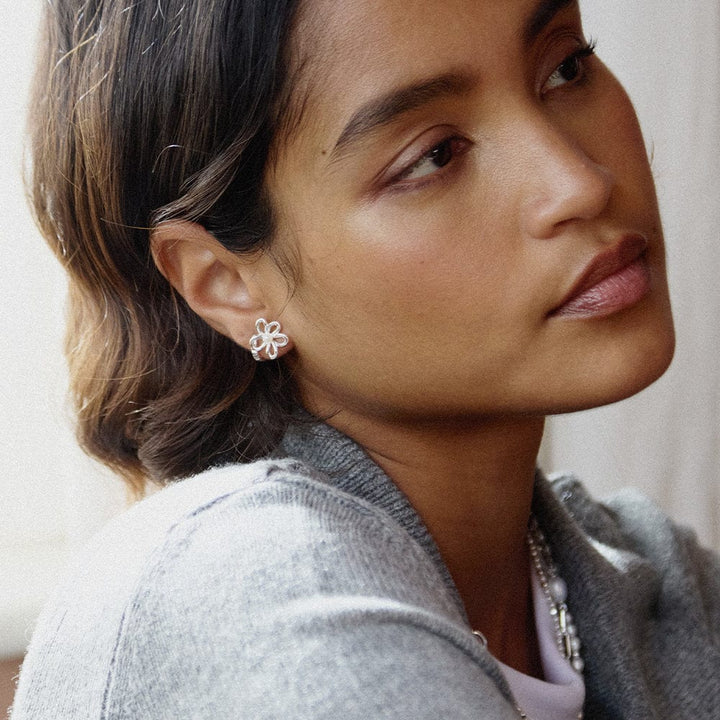 Daisy Bow Stud Earrings  - Silver BPE01_SLV