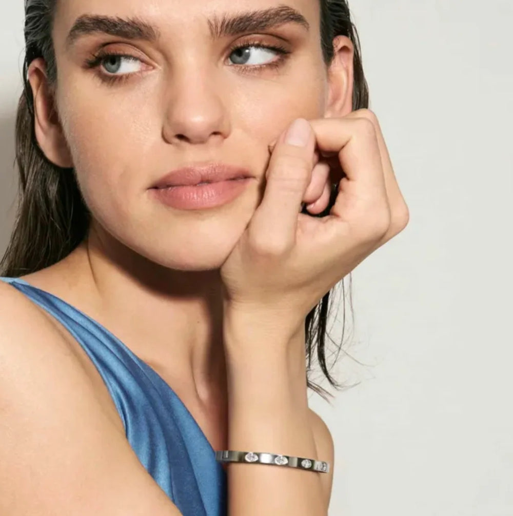 Nomination Zirconia Ovals Silver Tone Stainless Steel Hinged Bangle - Pink. Item code 029517/002