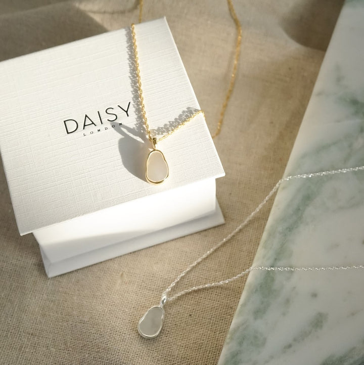 Daisy Isla Mother Of Pearl Necklace - Gold SN05_GP